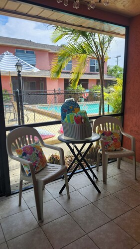 Tropical, Paradise in 2-bedroom townhouse with AC, WiFi in wonderful Fort Myers