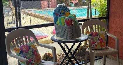 Tropical, Paradise in 2-bedroom townhouse with AC, WiFi in wonderful Fort Myers