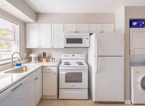 Réfrigérateur, four à micro-ondes, un four, surface de cuisson