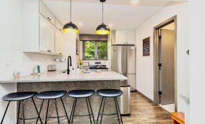 Een microgolfoven, een oven, een kookplaat, een vaatwasser