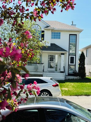 Exterior - 3 bedroom single house (Calgary)