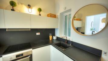 Een koelkast, een oven, een vaatwasser, een koffiezetapparaat/waterkoker