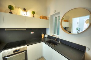 冷蔵庫、オーブン、食器洗い機、コーヒー / ティーメーカー