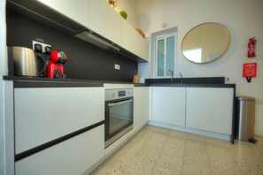 Réfrigérateur, un four, lave-vaisselle, cafetière-théière