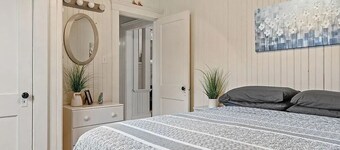 Idlehurst Getaway: 7-BR, 2-min from Onset Beach w/ Wifi, AC units - sleeps 14!