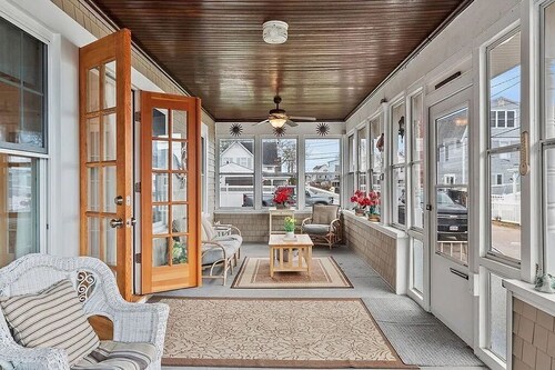 Idlehurst Getaway: 7-BR, 2-min from Onset Beach w/ Wifi, AC units - sleeps 14!