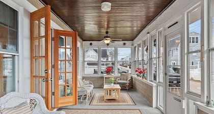 Idlehurst Getaway: 7-BR, 2-min from Onset Beach w/ Wifi, AC units - sleeps 14!