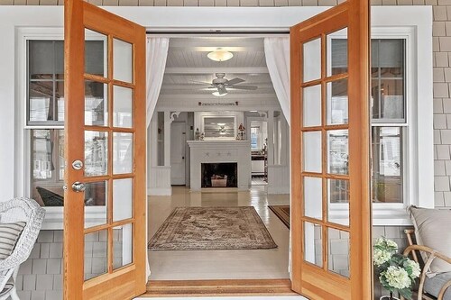 Historic IdleHurst Home - Sleeps 14, FirePit & Porch
Idlehurst Inn