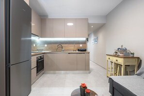 Réfrigérateur, four, cafetière/bouilloire, grille-pain