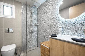 Een douche, een haardroger, handdoeken, zeep