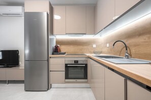 Kylskåp, ugn, kaffe- och tebryggare och brödrost