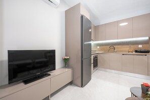 Kühlschrank, Ofen, Wasserkocher mit Kaffee-/Teezubehör, Toaster