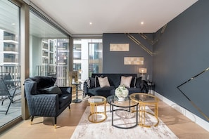 TV - Chill 2BR Flat | Balcony & Gym Access (Greater London)