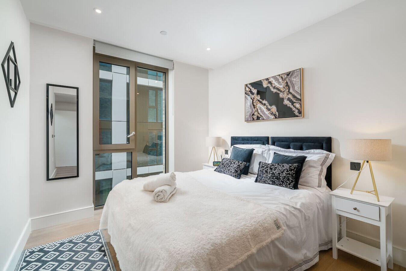 2 chambres, bureau, fer et planche à repasser, lit parapluie