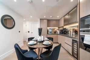 Fridge, microwave, oven, stovetop - Chill 2BR Flat | Balcony & Gym Access (Greater London)