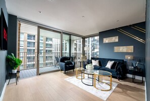 TV - Chill 2BR Flat | Balcony & Gym Access (Greater London)