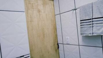 Economy Suite | Bathroom | Free toiletries, towels, toilet paper
