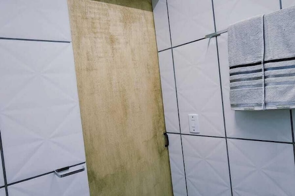 Suíte econômica | Banheiro | Produtos de toalete grátis, toalhas de banho, papel higiênico