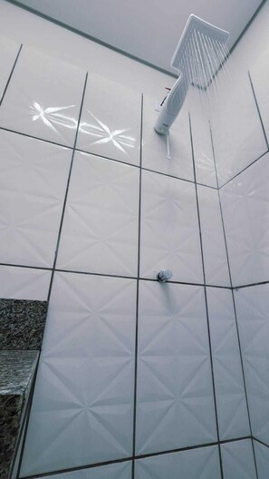 Suite económica | Baño | Artículos de higiene personal gratuitos, toallas y papel higiénico
