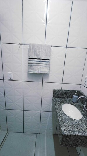 Suite económica | Baño | Artículos de higiene personal gratuitos, toallas y papel higiénico
