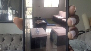 Ein Wohnzimmer mit einer Couch, einem Couchtisch und einem Fernseher.