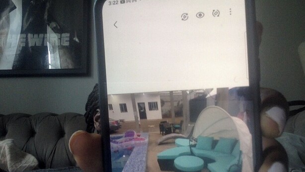 Ein Zimmer mit einer Couch, einem kleinen Tisch und einem Stuhl.