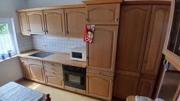 Mikrobølgeovn, kogeplade, opvaskemaskine