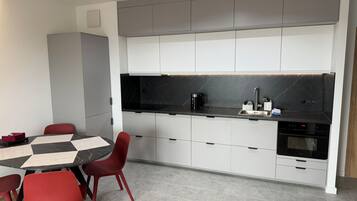 Microondas, horno, placa de cocina, lavavajillas