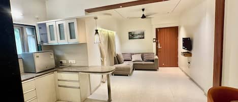 Studiosvit för familj - utsikt mot staden | Skrivbord, arbetsyta för laptop och gratis wi-fi