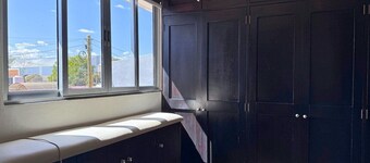 10 Mins from Downtown | AC & Parking | 10 px