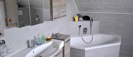 Secador de cabelo, toalhas de banho, sabonete, papel higiênico