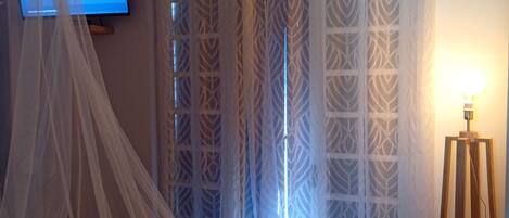 4 bedrooms, travel crib, WiFi