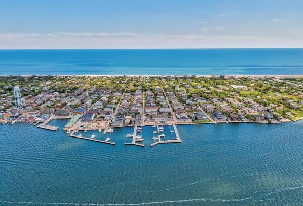 Vista aérea de una zona residencial costera con un puerto deportivo.