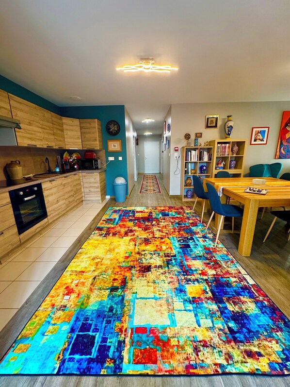 Kjøleskap, mikrobølgeovn, ovn og kokeplater