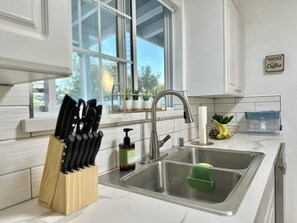 Fridge, microwave, oven, stovetop - Central OC Retreat-Disney, Grill, Fire Pit & Games (Santa Ana)