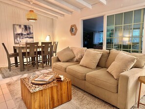 Smart TV, lareira, pebolim, livros