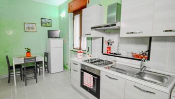 Frigorifero, forno, piano cottura, macchina per tè/caffè