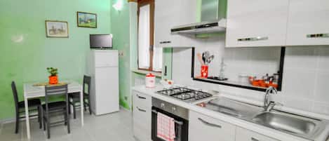 Geladeira, fogão, cooktop, cafeteira/chaleira