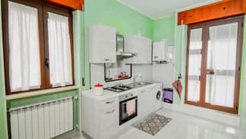 Frigorifero, forno, piano cottura, macchina per tè/caffè