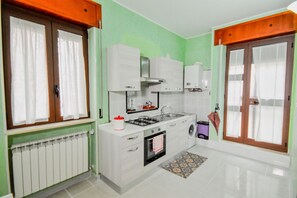 Fridge, oven, stovetop, coffee/tea maker