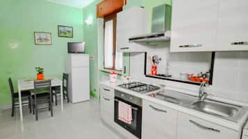 Refrigerador, horno, parrilla de estufa y cafetera y tetera
