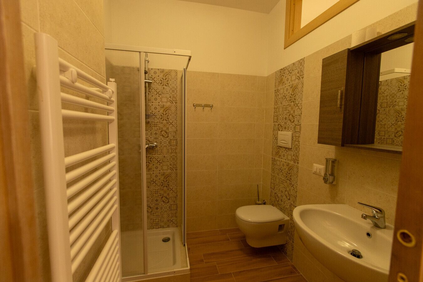 Une salle de bain avec douche, toilettes et lavabo.