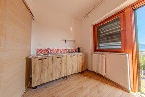 Mikrowelle, Wasserkocher mit Kaffee-/Teezubehör