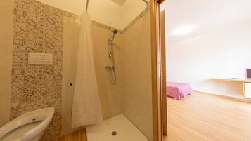 SĂšche-cheveux, serviettes fournies