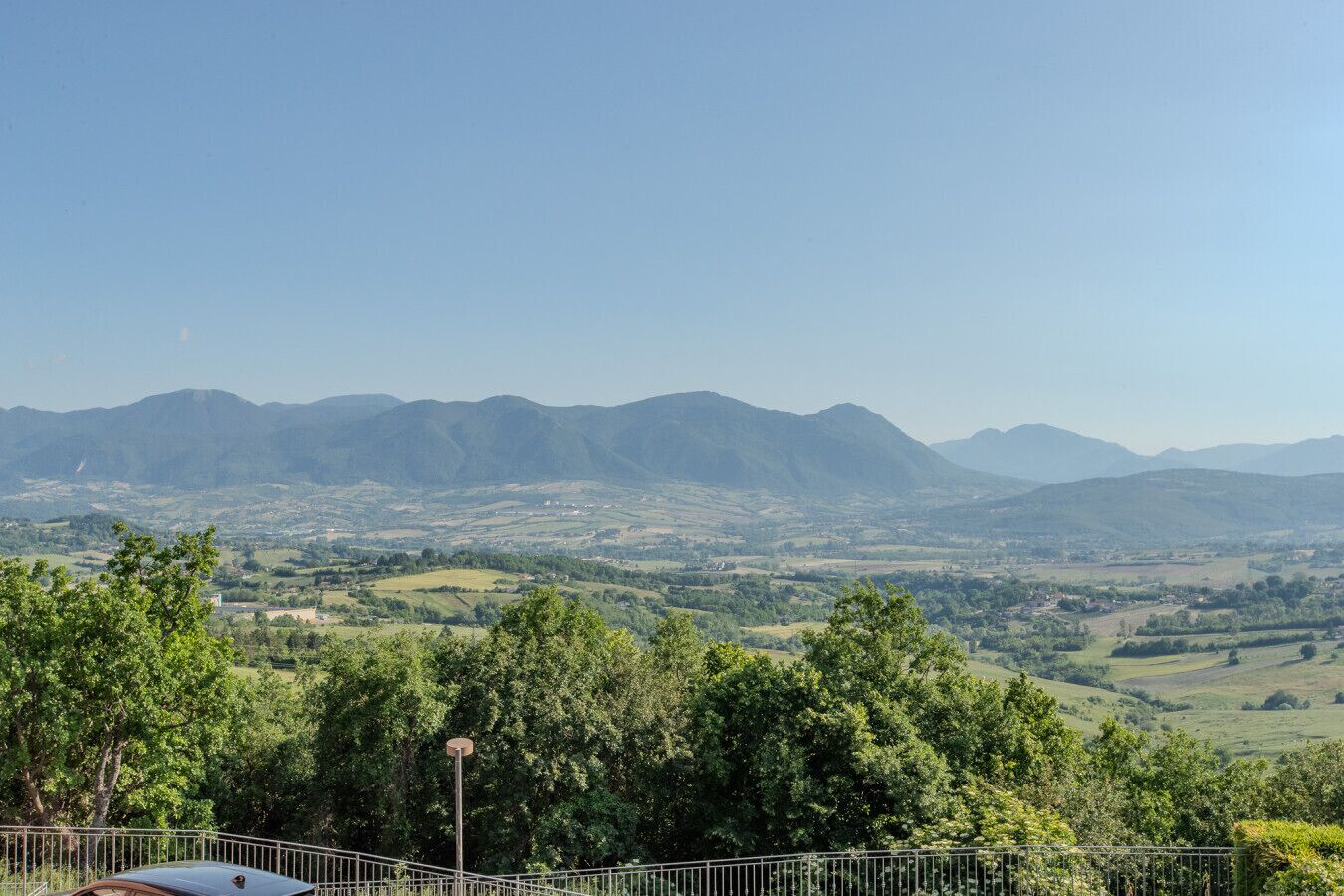 Ein malerischer Blick auf eine gebirgige Landschaft bei strahlend blauem Himmel.