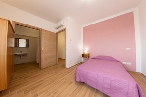 1 habitación, escritorio, wifi y ropa de cama