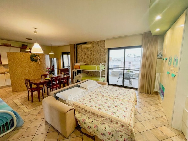 1 bedroom, desk, WiFi, bed sheets - Nicla Apartment - Private Balcony and Terrace (Noicattaro)