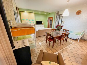 1 bedroom, desk, WiFi, bed sheets