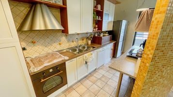 Frigorifero, microonde, forno, piano cottura