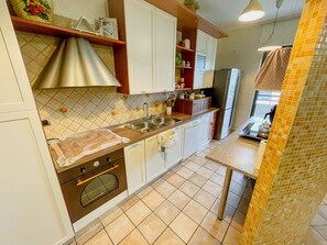 Køleskab, mikrobølgeovn, ovn, kogeplade